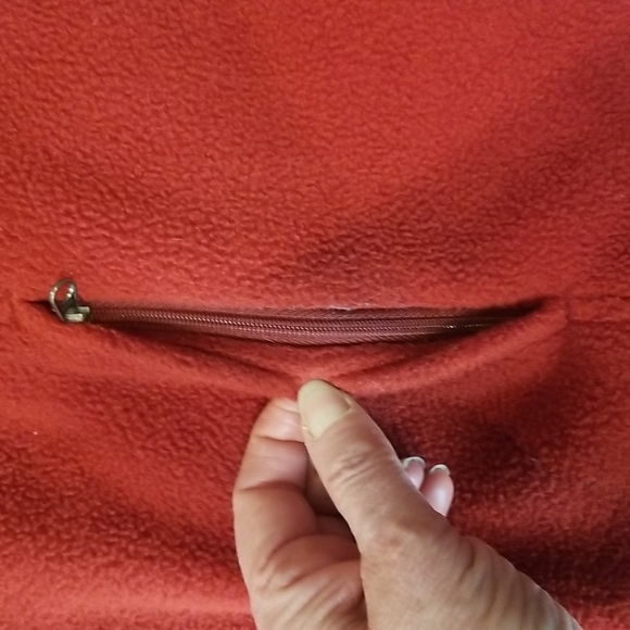 L.L. BEAN BURGANDY FULL ZIP FLEECE JACKET W/ FAUX FUR COLLAR & ZIPPERED POCKETS - Picture 8 of 16